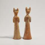 TWO CHINESE PAINTED POTTERY FIGURES OF STANDING MUSICIANS - фото 4