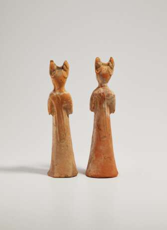 TWO CHINESE PAINTED POTTERY FIGURES OF STANDING MUSICIANS - Foto 4