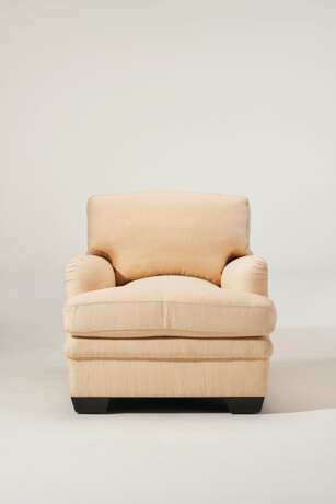 A PAIR OF CLUB CHAIRS - Foto 1