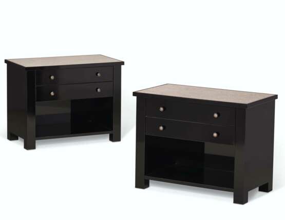 A PAIR OF BLACK LACQUER BEDSIDE TABLES - фото 1