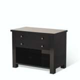 A PAIR OF BLACK LACQUER BEDSIDE TABLES - Foto 2