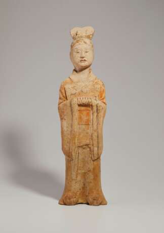 A CHINESE PAINTED POTTERY FIGURE OF AN OFFICIAL - photo 1