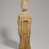 A CHINESE PAINTED POTTERY FIGURE OF AN OFFICIAL - Foto 1