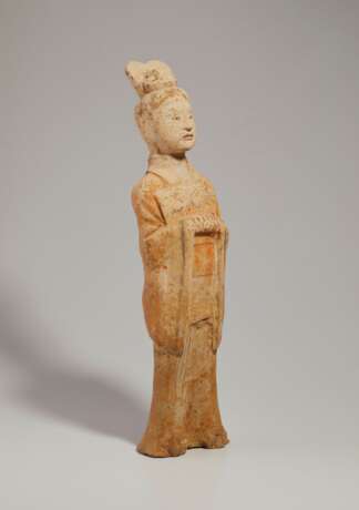 A CHINESE PAINTED POTTERY FIGURE OF AN OFFICIAL - фото 3