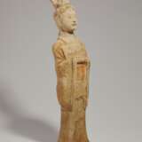 A CHINESE PAINTED POTTERY FIGURE OF AN OFFICIAL - Foto 3