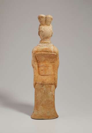 A CHINESE PAINTED POTTERY FIGURE OF AN OFFICIAL - Foto 4