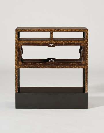 A PAIR OF CHINESE EXPORT GILT AND BROWN LACQUER TWO-TIER SIDE TABLES - Foto 2