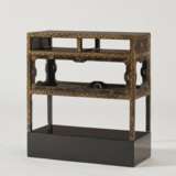 A PAIR OF CHINESE EXPORT GILT AND BROWN LACQUER TWO-TIER SIDE TABLES - Foto 3