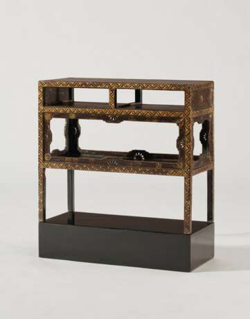 A PAIR OF CHINESE EXPORT GILT AND BROWN LACQUER TWO-TIER SIDE TABLES - фото 3