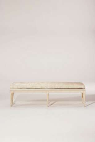 A LOUIS XVI STYLE CREAM-PAINTED BANQUETTE - Foto 2