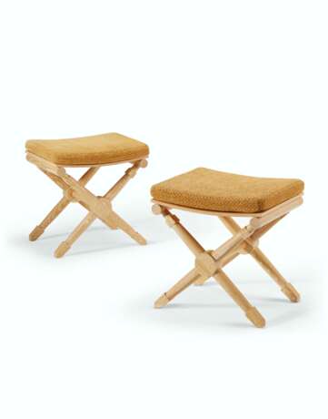 A PAIR OF X-FORM TABOURETS - Foto 1