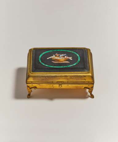 A ROMAN MICROMOSAIC-MOUNTED GILT-METAL CASKET - фото 1