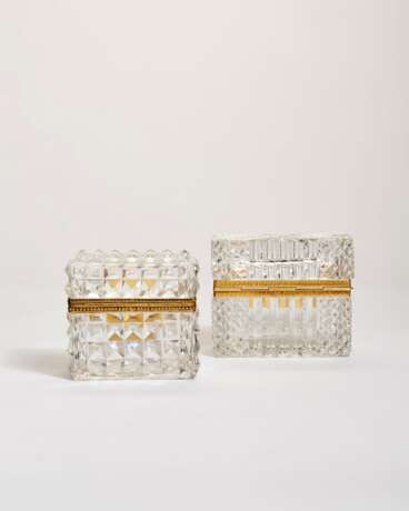 TWO FRENCH GILT-METAL MOUNTED CUT-GLASS CASKETS - Foto 3