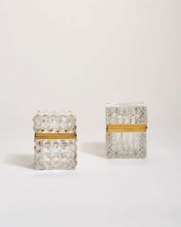 TWO FRENCH GILT-METAL MOUNTED CUT-GLASS CASKETS - Foto 4