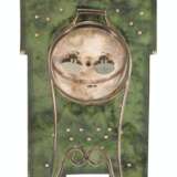 Fabergé. A JEWELLED, TWO-COLOUR GOLD-MOUNTED AND SILVER-GILT NEPHRITE DESK CLOCK - Foto 2
