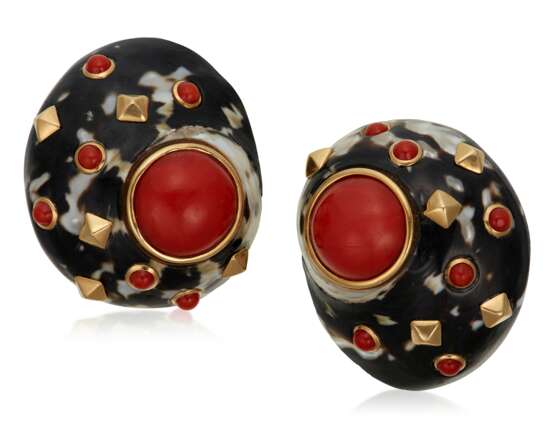 Trianon. TRIANON TURBO SHELL, CORAL AND GOLD EARRINGS - photo 1