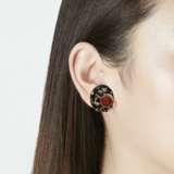 Trianon. TRIANON TURBO SHELL, CORAL AND GOLD EARRINGS - Foto 2