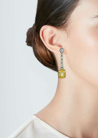 SAPPHIRE AND DIAMOND EARRINGS - фото 2