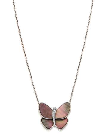 VAN CLEEF & ARPELS MOTHER-OF-PEARL AND DIAMOND BUTTERFLY NECKLACE - Foto 1