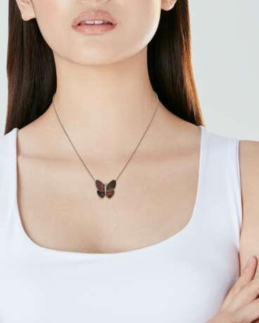 VAN CLEEF & ARPELS MOTHER-OF-PEARL AND DIAMOND BUTTERFLY NECKLACE - Foto 2