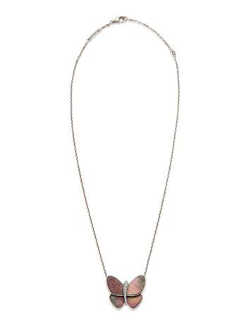 VAN CLEEF & ARPELS MOTHER-OF-PEARL AND DIAMOND BUTTERFLY NECKLACE - Foto 3