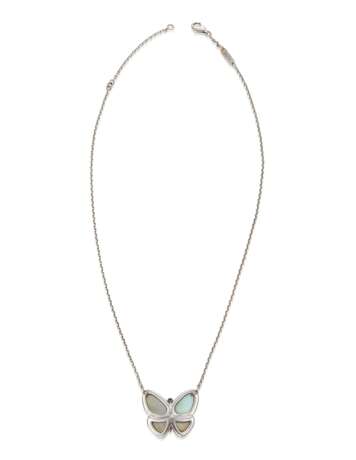VAN CLEEF & ARPELS MOTHER-OF-PEARL AND DIAMOND BUTTERFLY NECKLACE - Foto 4