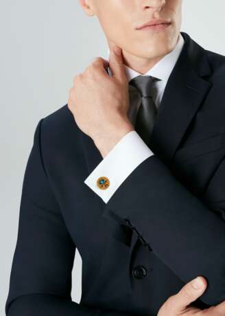 TWO DIAMOND AND MULTI-GEM CUFFLINKS - Foto 2