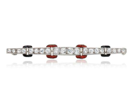 Cartier. ART DECO CARTIER DIAMOND, CORAL AND ONYX BROOCH - photo 1