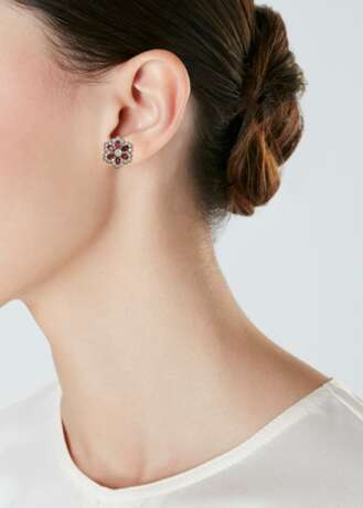 RUBY AND DIAMOND FLOWER EARRINGS - Foto 2