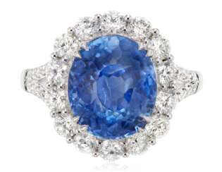 SAPPHIRE AND DIAMOND RING