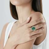 EMERALD AND DIAMOND RING - photo 2