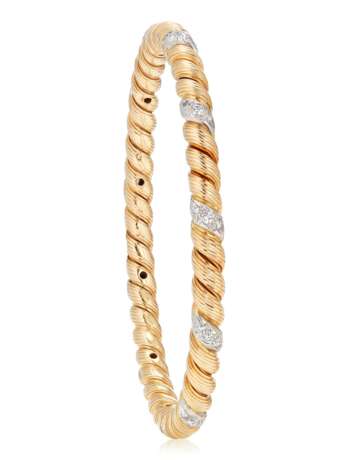 FOUR VAN CLEEF & ARPELS DIAMOND AND GOLD BANGLE BRACELETS - фото 7