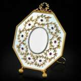 A rare jewelled Fabergé varicoloured gold and silver-gilt mounted guilloché enamel photograph frame, Moscow, 1899-1914 - photo 1