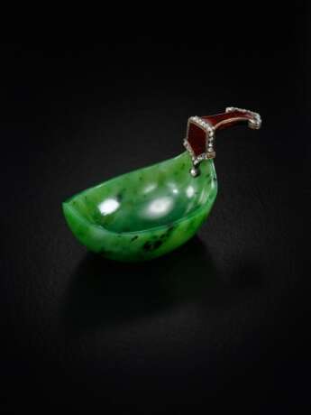 An important Fabergé miniature jewelled, nephrite and guilloché enamel kovsh, probably St Petersburg, circa 1900 - Foto 2