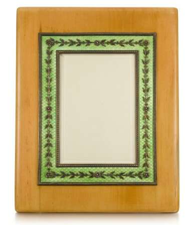 A Fabergé silver-mounted, wood and guilloché enamel photograph frame, workmaster Viktor Aarne, St Petersburg, 1899-1903 - Foto 1