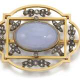 A Fabergé jewelled gold, diamond, chalcedony and platinum brooch, workmaster August Holmström, St Petersburg, circa 1890 - Foto 1