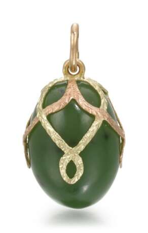 A Fabergé two-colour gold-mounted and nephrite egg pendant, workmaster Fedor Afanasiev, St Petersburg, 1899-1904 - фото 1