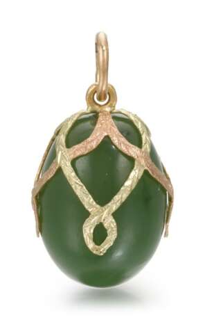 A Fabergé two-colour gold-mounted and nephrite egg pendant, workmaster Fedor Afanasiev, St Petersburg, 1899-1904 - photo 2