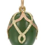 A Fabergé two-colour gold-mounted and nephrite egg pendant, workmaster Fedor Afanasiev, St Petersburg, 1899-1904 - Foto 2