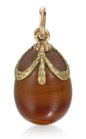 A Fabergé agate and varicoloured gold egg pendant, workmaster August Hollming, St Petersburg, 1908-1917 - фото 1