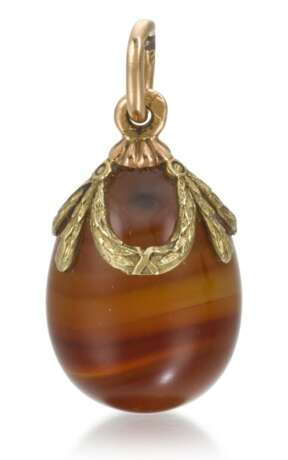 A Fabergé agate and varicoloured gold egg pendant, workmaster August Hollming, St Petersburg, 1908-1917 - Foto 2