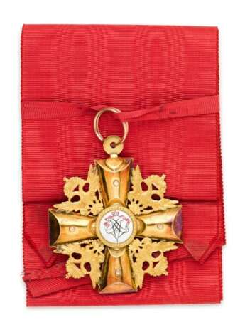 A gold, enamel and glass Order of St Alexander Nevsky, St Petersburg, circa 1820 - фото 2