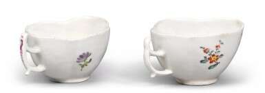 A pair of porcelain teacups, Imperial Porcelain Manufactory, St Petersburg, period of Catherine II, circa 1750 - фото 2