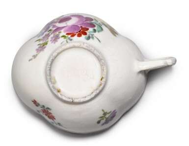 A pair of porcelain teacups, Imperial Porcelain Manufactory, St Petersburg, period of Catherine II, circa 1750 - photo 3