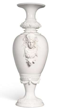 A monumental porcelain vase, August Spiess, Imperial Porcelain Factory, St Petersburg, period of Alexander ll - фото 2