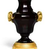An ormolu-mounted glass vase, probably by the Imperial Glass Factory, St Petersburg, circa 1850 - Foto 2