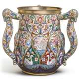 A large and impressive silver-gilt and cloisonné enamel three-handled cup, Feodor Rückert, Moscow, 1899-1908 - Foto 1