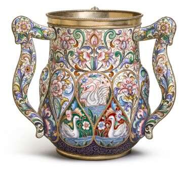 A large and impressive silver-gilt and cloisonné enamel three-handled cup, Feodor Rückert, Moscow, 1899-1908 - Foto 2