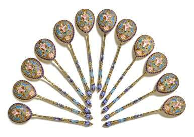 A set of twelve silver-gilt and cloisonné enamel spoons, Pavel Ovchinnikov, circa 1890 - Foto 1