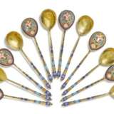 A set of twelve silver-gilt and cloisonné enamel spoons, Pavel Ovchinnikov, circa 1890 - photo 2